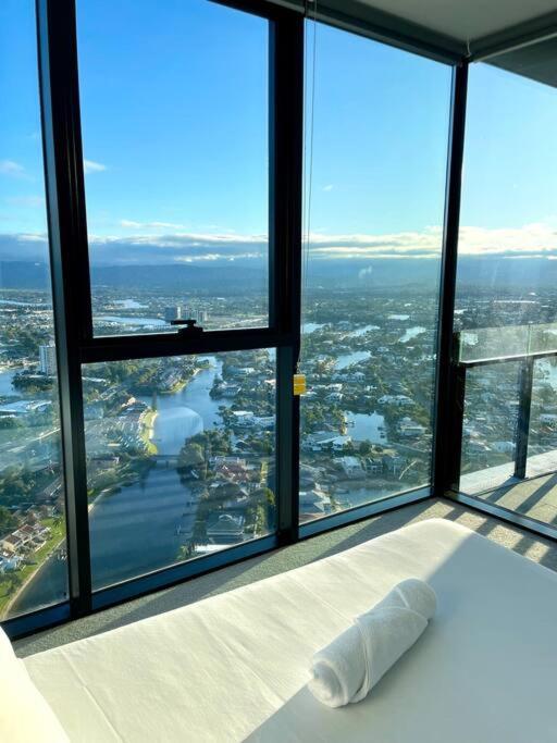 New Impressive 180° River View 1 Bed Apt With Pool 47f Gold Coast