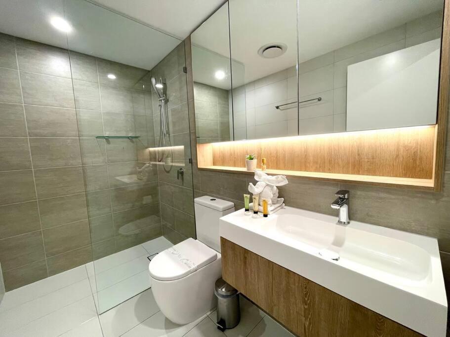 New Impressive 180° River View 1 Bed Apt With Pool 47f