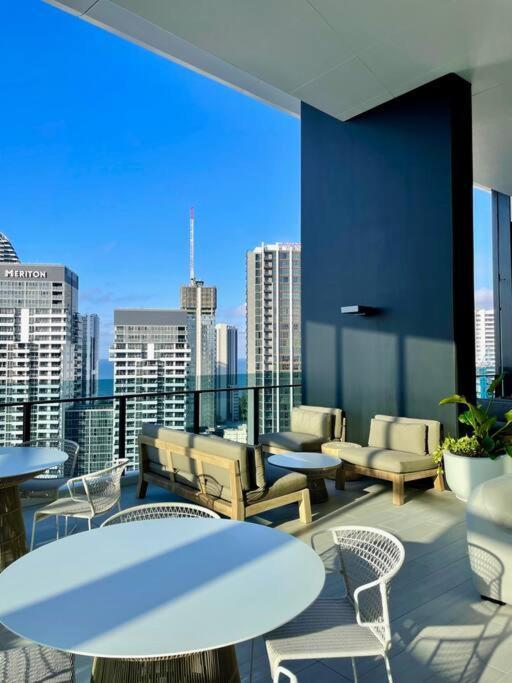 New Impressive 180° River View 1 Bed Apt With Pool 47f