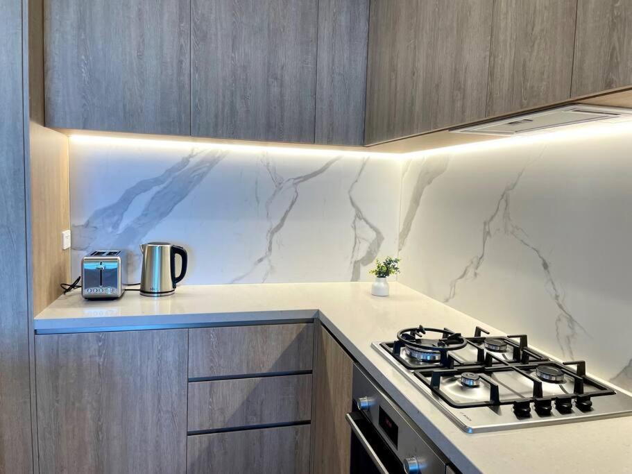 New Impressive 180° River View 1 Bed Apt With Pool 47f Gold Coast