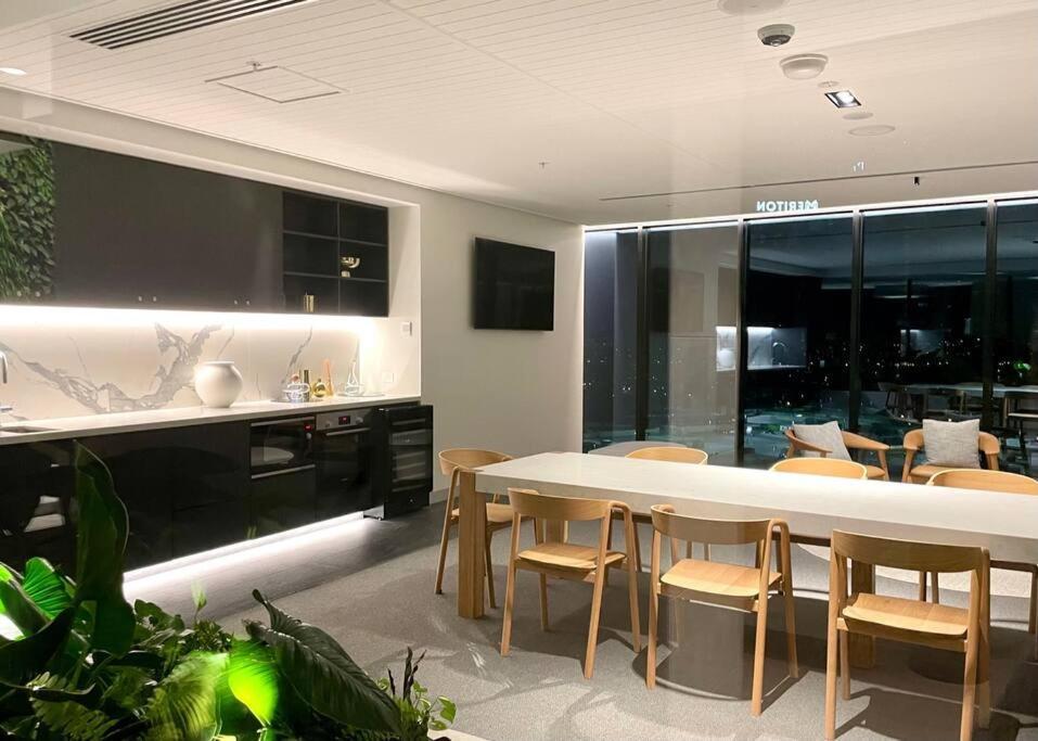 New Impressive 180° River View 1 Bed Apt With Pool 47f Gold Coast