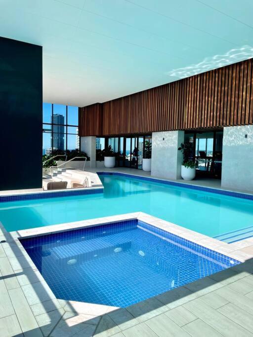 New Impressive 180° River View 1 Bed Apt With Pool 47f Gold Coast