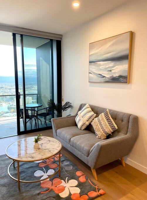 New Impressive 180° River View 1 Bed Apt With Pool 47f